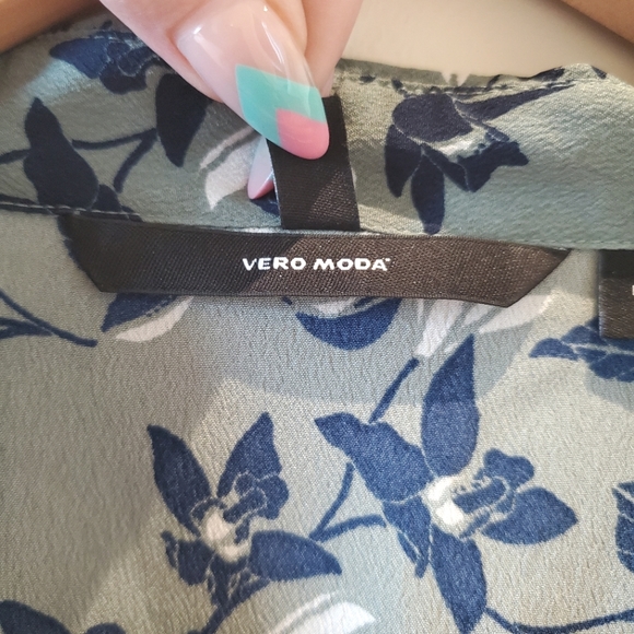 Vero Moda Viola Green Floral Print Blouse with Buttons (Small) - Picture 7 of 11